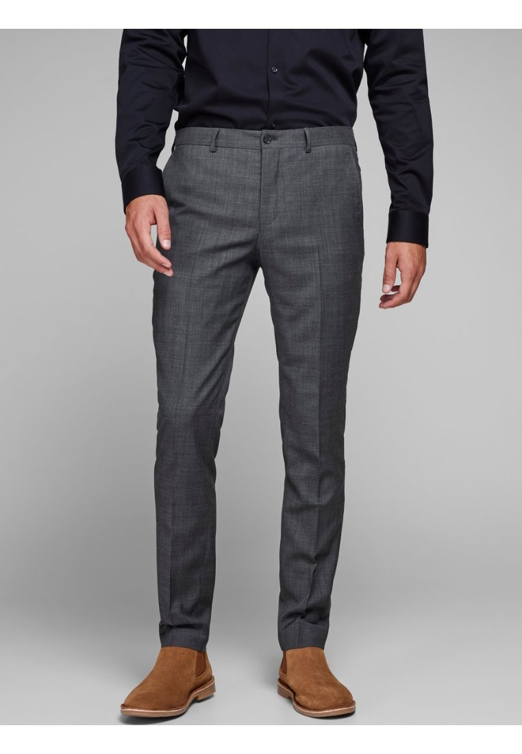 Grijze op maat gemaakte broeken met een gestructureerd patroon, voorzien van een knoopsluiting, zijzakken en een slim fit ontwerp, gecombineerd met bruine laarzen.