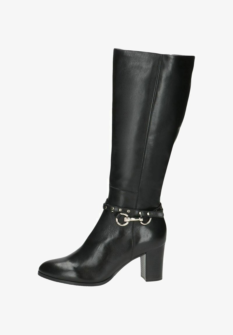 Bota de cuero negro hasta la rodilla con un tacón grueso, que presenta una correa decorativa con herrajes circulares y tachuelas metálicas. Textura suave en toda su superficie.