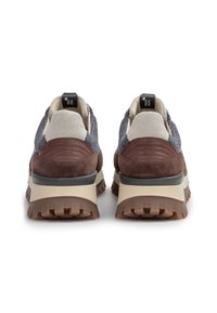 Brązowe i niebieskie sneakersy z teksturowaną cholewką, beżowymi akcentami i grubą, wytrzymałą podeszwą. Zawierają pętle do zakładania oraz kontrastowe materiały.