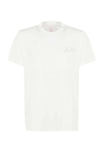 T-shirt bianco in cotone con scollo rotondo, maniche corte e un piccolo logo nell'angolo in alto a sinistra. Tessuto liscio, vestibilità comoda.