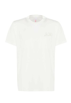 T-shirt en coton blanc avec un col ras du cou, des manches courtes et un petit logo dans le coin supérieur gauche. Texture lisse, coupe décontractée.