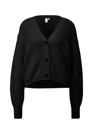 Cárdigan negro corto con cuello en V, mangas largas y textura acanalada. Presenta cuatro botones grandes y una cinturilla ancha para un ajuste adecuado.