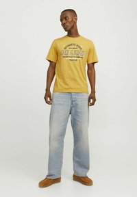 Jack & Jones LOGO RUNDHALS - Triko s potiskem - honey gold