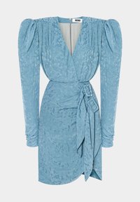 Jasnoniebieska sukienka o kroju kopertowym, wykonana z teksturowanej tkaniny, z długimi bufiastymi rękawami, paskiem w talii i dekoltem w kształcie litery V.