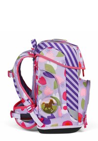 Lila Rucksack mit Blumenmuster und rosa Akzenten, gestreiftes Design, gepolsterte Träger, seitliche Netztasche und ein rundes Pferdeemblem auf der Vorderseite.