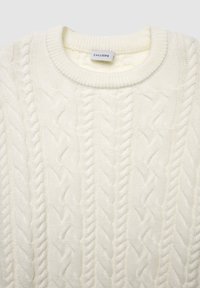 Cremfarbener Strickpullover mit einem Zopfmuster, rundem Ausschnitt und einem Etikett mit der Aufschrift "CALLIOPE" nahe dem Hals.
