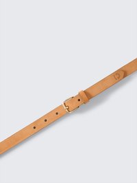 Kremasti kožni remen s glatkom teksturom, zlatnom kopčom i ravnomjerno raspoređenim rupicama duž trake. Ima detalj s utisnutim logotipom.