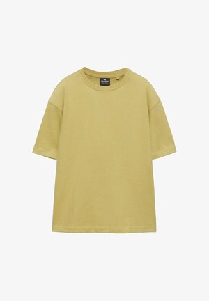 T-shirt uni vert olive à manches courtes et col rond avec une coupe décontractée, présenté sur un fond blanc.