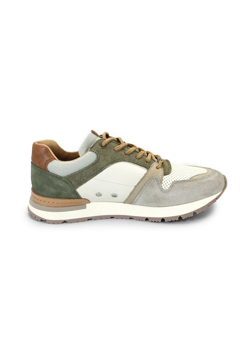 Sneaker caratterizzata da un mix di suede grigio, accenti verdi e pelle bianca. Mesh testurizzato attorno al colletto, cappuccio del tallone marrone e lacci a contrasto.