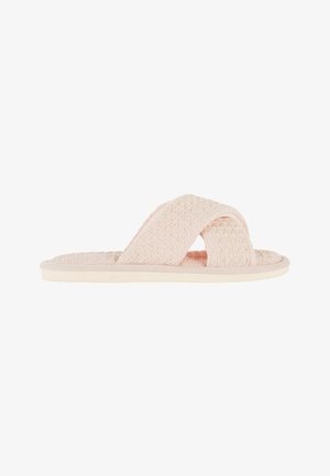Zachte roze slipper met wafelstructuur, open teen, brede gekruiste banden en een platte beige zool.