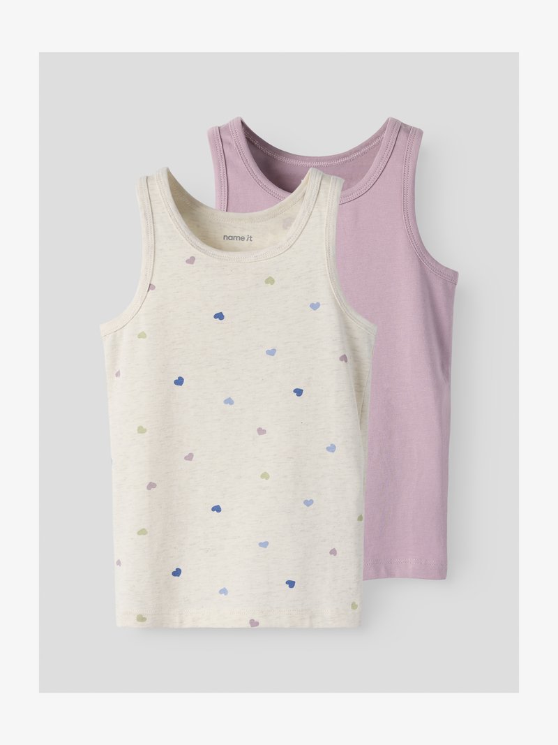 Zwei ärmellose Baumwoll-Tanktops für Kinder, eines lila und eines cremefarben mit mehrfarbigen Herzmotiven, flach auf einem grauen Hintergrund ausgelegt.