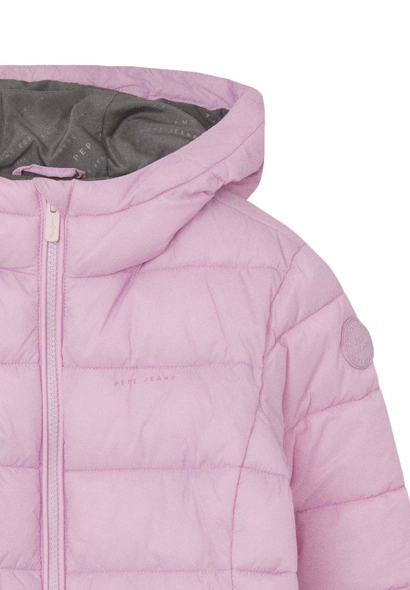 Roze gewatteerde jas met een capuchon, voorzien van een ritssluiting, horizontale ruiten en een ronde logo-patch op de linkermouw.