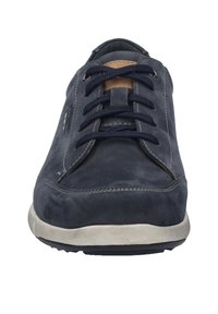 Tummansiniset mokkakengät, joissa on pyöreä kärki, vaaleita beigejä yksityiskohtia, kuusi rei'itystä ja tummansiniset nauhat. Kenkässä on vaalean värinen pohja.