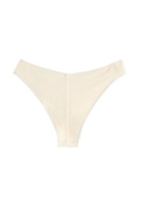 Cremefarvet strikket trusse i thong-stil med en glat, tekstureret overflade, der har et V-formet design og sømløse kanter langs taljebåndet.
