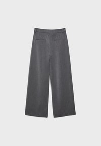 Weite Hosen aus dunkelgrauem Stoff mit strukturiertem Finish. Mit flachem Frontbereich, Gürtelschlaufen und zwei Gesäßtaschen.