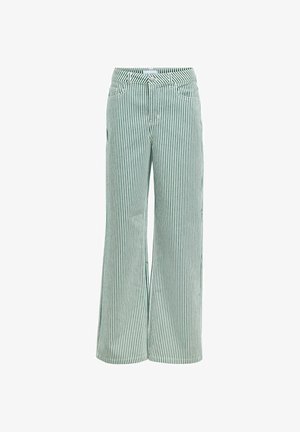 Pantaloni a vita alta a gamba larga con righe verticali verdi e bianche, tasche frontali, passanti per cintura e chiusura con bottone e cerniera.