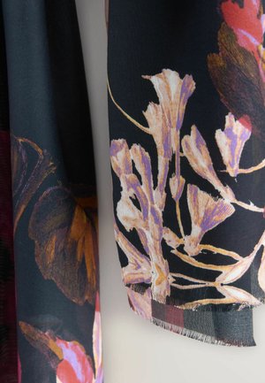 Juodos medžiagos šalikas su gėlių raštais rožinėmis, violetinėmis ir oranžinėmis atspalviais, su šukuotu kraštu ir minkšta tekstūra.