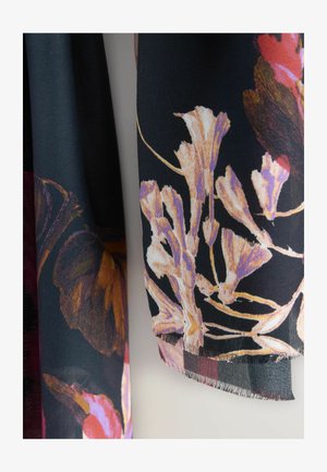 Juodos medžiagos šalikas su gėlių raštais rožinėmis, violetinėmis ir oranžinėmis atspalviais, su šukuotu kraštu ir minkšta tekstūra.