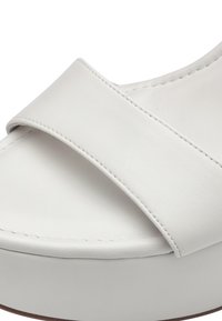 Tamaris Sandály na vysokém podpatku - white matt