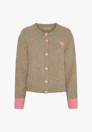 Beige strikket cardigan med lyserøde knapper og ribstrikkede lyserøde manchetter. Den har en lille lyserød hjerte-detalje på venstre side.