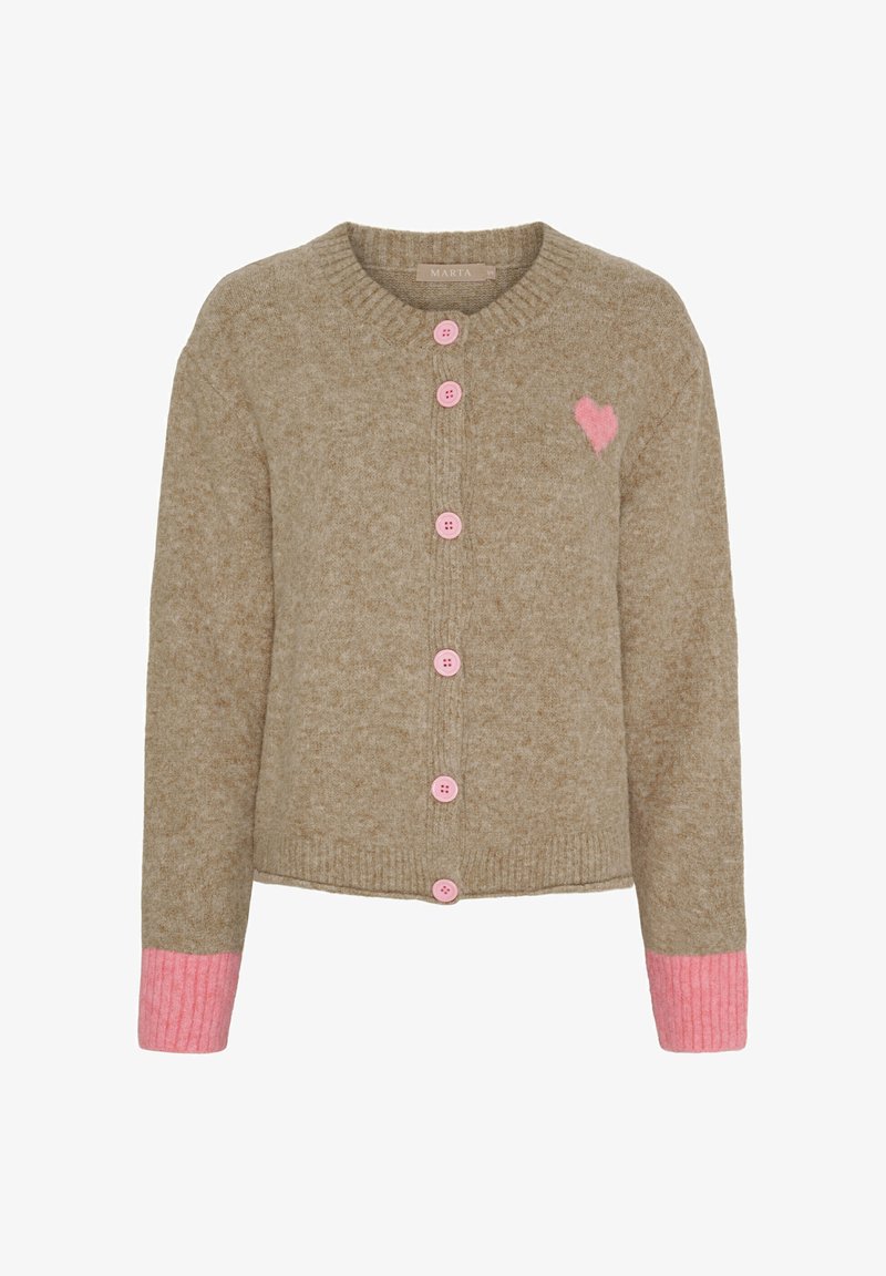 Beige strikket cardigan med lyserøde knapper og ribstrikkede lyserøde manchetter. Den har en lille lyserød hjerte-detalje på venstre side.