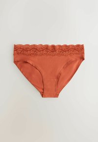 Damskie majtki w kolorze rdzy z szerokim pasem z kwiatowej koronki, gładką bawełnianą tkaniną i wysokimi wycięciami na nogi na jasnym tle.