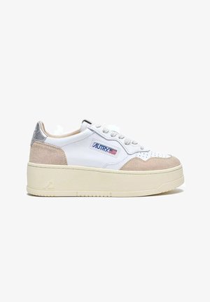 Sneaker platform bianca con accenti in suede beige, punta forata, fascetta argentata sul tallone e patch con logo della bandiera americana sul lato.