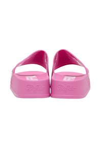 Paire de sandales compensées rose vif avec larges brides et le nom de la marque embossé à l'arrière des semelles.