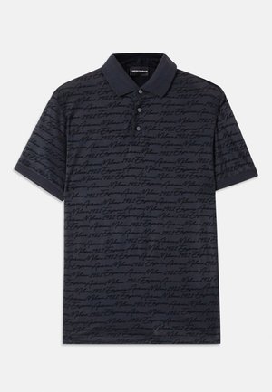 Marineblauwe polo met korte mouwen, voorzien van een textuurpatroon van geschrift in een donkerder marineblauw. Knopenlijst en een contrasterende kraag.