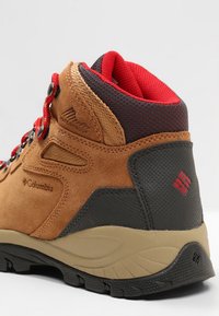 Columbia NEWTON RIDGE™ PLUS WATERPROOF AMPED - Scarpa da hiking - elk/mountain red