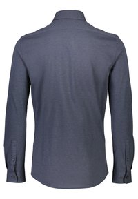 Mörkblå långärmad skjorta med krage som knäpps, som har ett texturerat tyg och svarta knappar vid ärmsluten och knaplatsen.