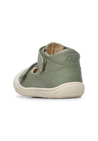 Zelená kožená bota s měkkým texturovaným povrchem, s suchým zipem a bílou gumovou podešví. Vhodné pro děti.