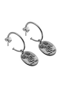 Silverfärgade hoopörhängen med ovala berlocker som har ett upphöjt ros-mönster och texten "WILD ROSE", med en strukturerad metallisk yta.