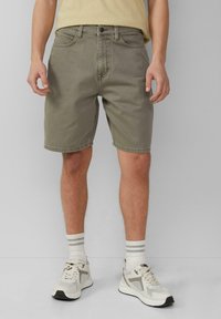 Jasnoszare szorty o luźnym kroju, wykonane z denimu, z klasycznym pięciopocketowym wzorem, wykończone starannym przeszyciem.