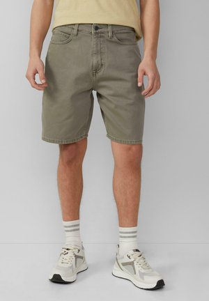 Shorts gris clair à coupe décontractée, fabriqués en denim, présentant un design classique à cinq poches et finition avec des coutures soignées.