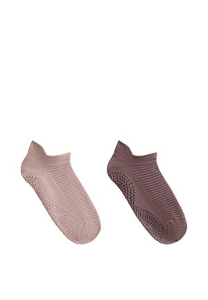 Twee paar lage antislip sokken in lichtroze en mauve, met een textuur van gripdots die de zool en hiel bedekken.