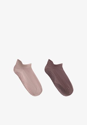 Dva para niskih, neklizajućih čarapa u svijetlo ružičastoj i mauve boji, s teksturiranim grip točkicama koje prekrivaju dno i petu.