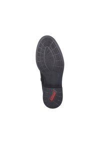 Semelle de chaussure en caoutchouc noir avec des motifs texturés, arborant un logo rouge bien en vue. Forme arrondie et conception durable pour la stabilité.