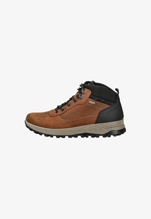 Bruine leren wandelschoen met zwarte accenten, gestructureerd oppervlak, versterkte neus en robuuste rubberen zool. Voorzien van metalen oogjes en veters.
