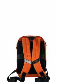 Sac à dos en tissu orange avec des bretelles en maille noire rembourrées, une poignée supérieure et des accents noirs horizontaux. Design simple et fonctionnel.