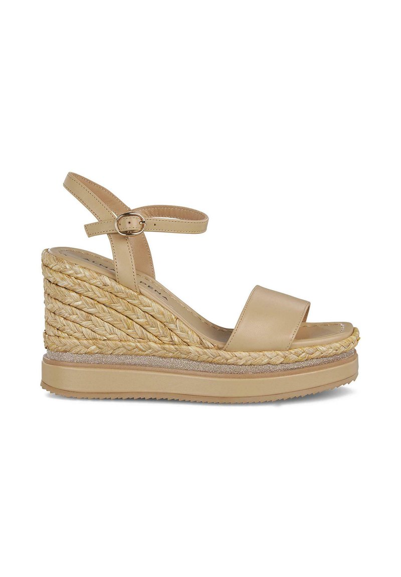 Sandalia de cuña beige con una amplia correa frontal y correa ajustable en el tobillo. Suela intermedia de rafia y suela exterior de goma texturizada. Plantilla ligeramente acolchada.