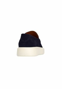Marine kleur suède instapschoenen met een witte rubberen zool, voorzien van een gladde textuur en minimale stikdetails aan de achterkant.