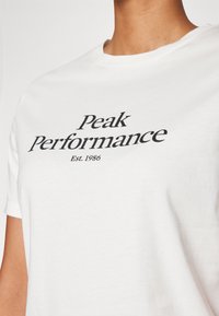Peak Performance - T-shirt z nadrukiem