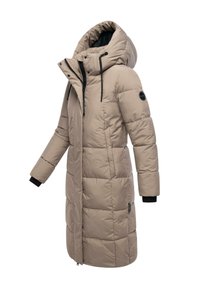 Beige pufferjakke med høj krave, lynlås foran og elastiske manchetter. Har en quiltet design og en stor hætte for ekstra varme.