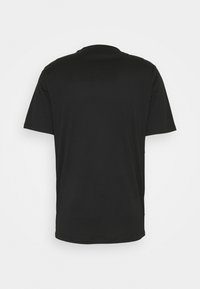 Sort kortærmet T-shirt med rund hals vist fra bagsiden på en ensfarvet lys baggrund.