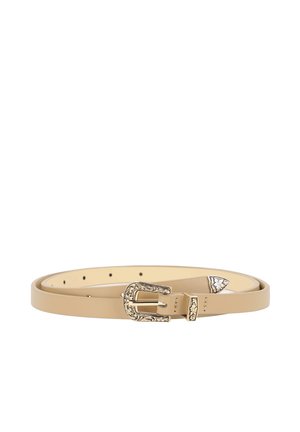 Beige læderbælte med en dekorativ metalspænde med indgraveret design og en spids ende. Indeholder flere justeringshuller.