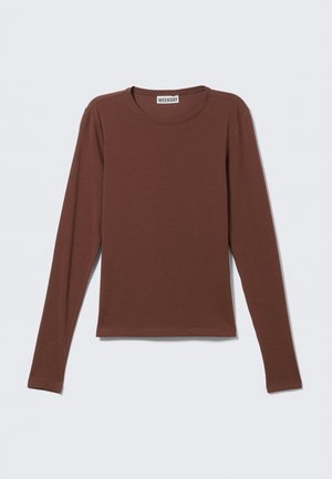 Camiseta de manga larga en tela marrón oscuro. Presenta un cuello redondo y un diseño simple y ajustado sin patrones ni adornos visibles.