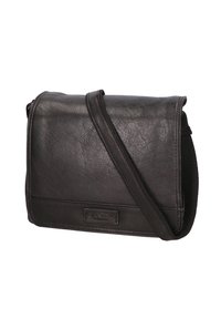 Borsa a tracolla nera in pelle con una texture liscia, forma rettangolare, chiusura a pattina, tracolla regolabile e un sottile dettaglio del logo sul davanti.