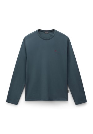 Chemise à manches longues en tissu bleu foncé, avec un col rond et un petit emblème brodé sur la poitrine. Texture lisse, design décontracté.