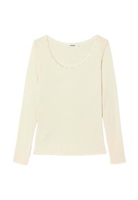 Top long à manches beiges claires avec un décolleté large, orné de délicates bordures en dentelle le long du col et d'une texture côtelée sur l'ensemble.